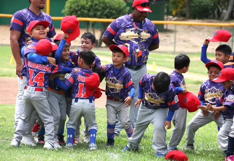 Tras el canto del ¡Play ball! los niños celebraron con algarabía el arranque del torneo.