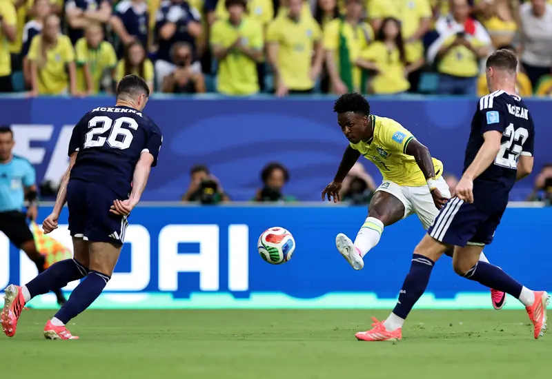 El futbolista brasileño Vinicius Jr. celebra un gol durante el partido en que Brasil venció 3-0 a Escocia, donde anotó un doblete.
