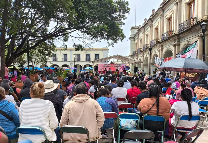 Participantes reunidos en una jornada de memoria y análisis político para reflexionar sobre el futuro del movimiento social en Oaxaca desde 2006.