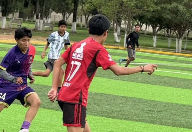 Jugadores de la Academia Dragones Ocotlán durante una sesión de entrenamiento de fútbol, la cual se realiza de lunes a viernes en sus instalaciones.