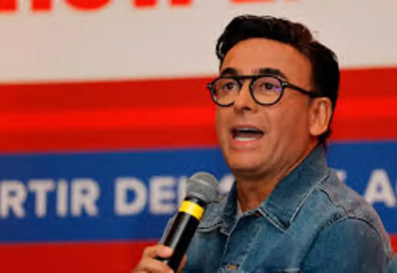 El comediante Adal Ramones en el escenario durante la presentación de su nuevo monólogo, el cual ha generado fuertes críticas en redes sociales.