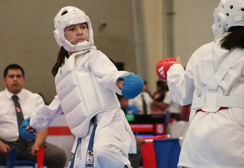 La joven karateca Aixa Mané Cruz, de la familia Medina, posa con la medalla de plata que ganó en el Selectivo de Karate.