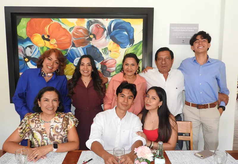 Los jóvenes graduados Aleida Mercado Serrano e Isaac Rodríguez Ignacio celebran la culminación de su bachillerato en el Liceo Federico Froebel junto a familiares.