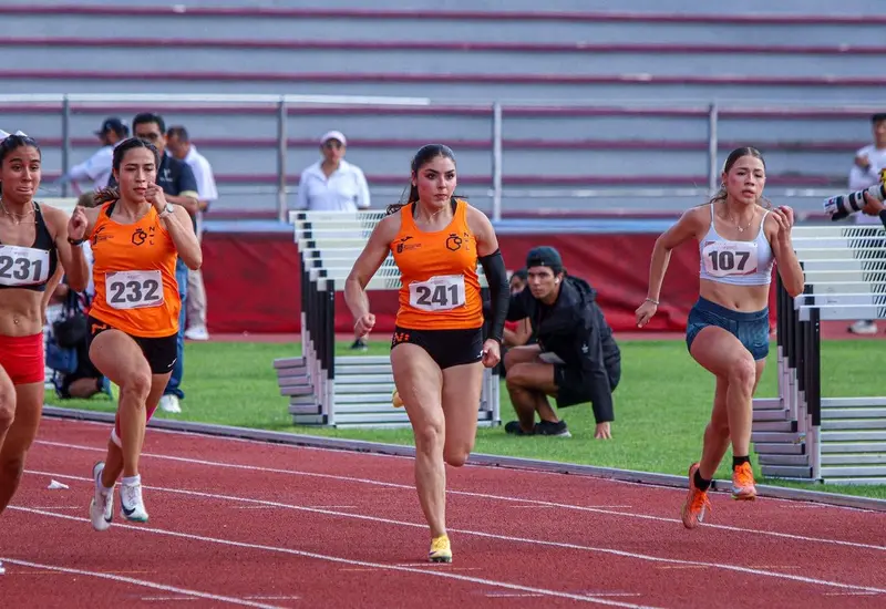 La atleta Alejandra Paulina Ortiz, con el número 232, compite en el Nacional de 1a, donde se impuso para ganar la medalla de bronce.