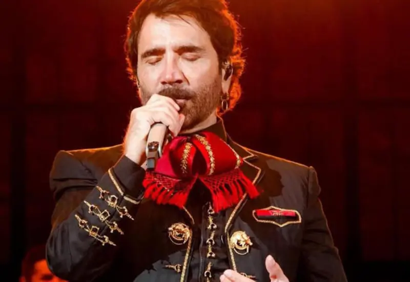 El cantante mexicano Alejandro Fernández en un retrato, luciendo serio al confesar que padece depresión y ansiedad, atravesando momentos emocionales complicados.