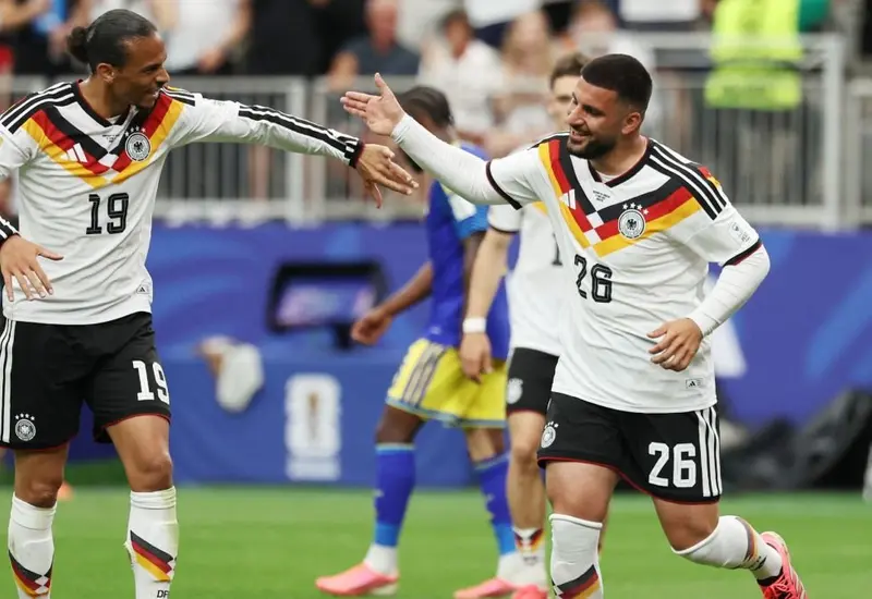 Jugadores de la selección de Alemania celebran una anotación durante el partido en el que obtuvieron una aplastante victoria contra el equipo de Curazao.