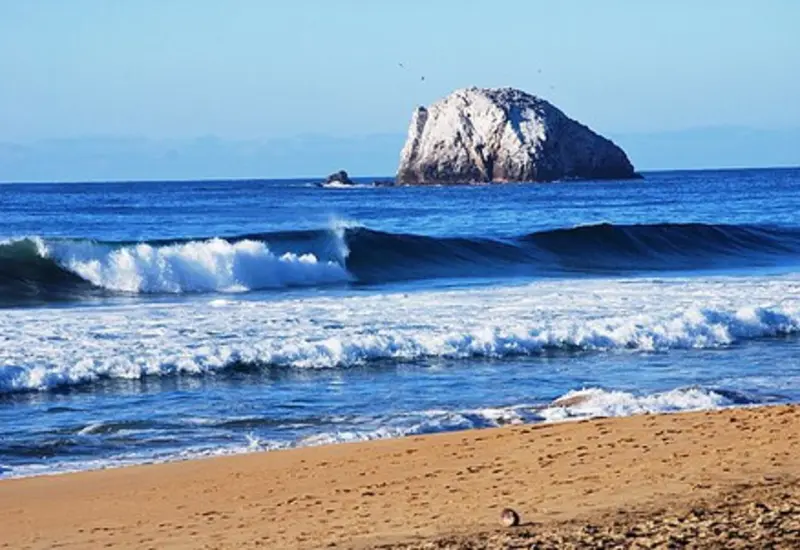 Un mar agitado con oleaje fuerte y peligroso ilustra la advertencia a los turistas de no ingresar a la playa por el riesgo de 'Boris'.