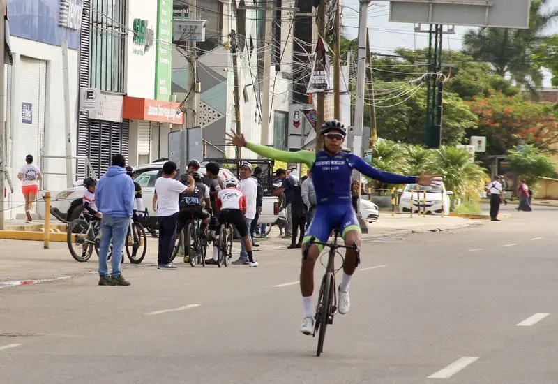 El ciclista Alexander Ordóñez celebra su triunfo en la categoría élite del critérium, tras una competencia definida por las fugas.