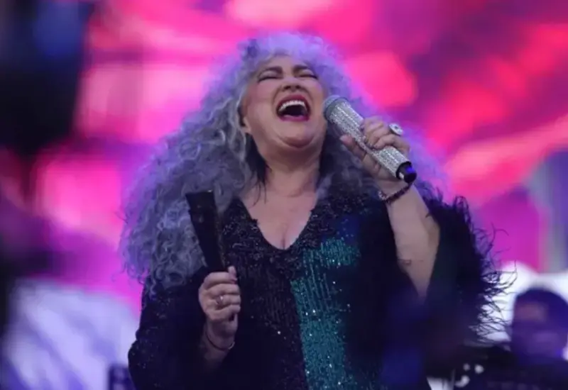 La cantante Amanda Miguel en un retrato, en el contexto de su mensaje de celebración hacia las mujeres independientes y su crítica a las relaciones desiguales.
