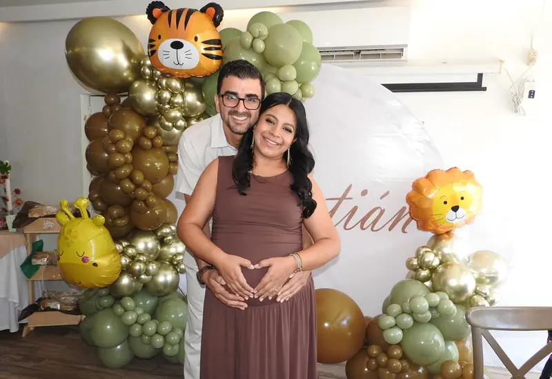 Ana Vera Heredia y Carlos Omar Rojas Romero posan felices en Oaxaca, mientras esperan con alegría la próxima llegada de su bebé, Sebastián.