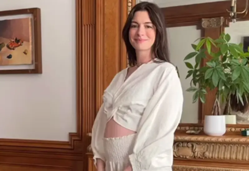 La actriz de Hollywood Anne Hathaway sorprende al anunciar que está embarazada y esperando a su tercer hijo con alegría.