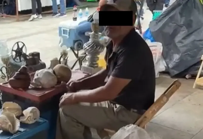 Un supuesto artefacto explosivo antiguo es exhibido en el piso del zócalo, motivo por el cual se movilizó la policía.