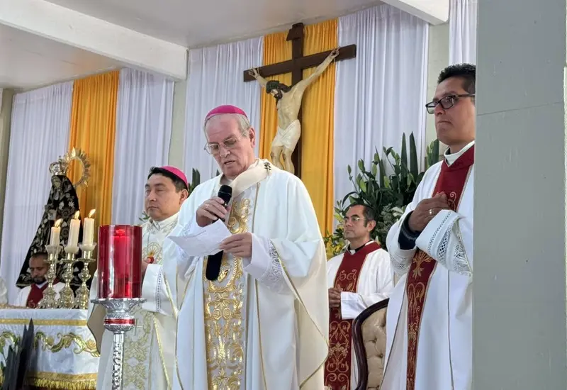 El Arzobispo se dirige a los seminaristas durante una ceremonia, exhortándolos a crecer en sabiduría y a dar testimonio de su fe.