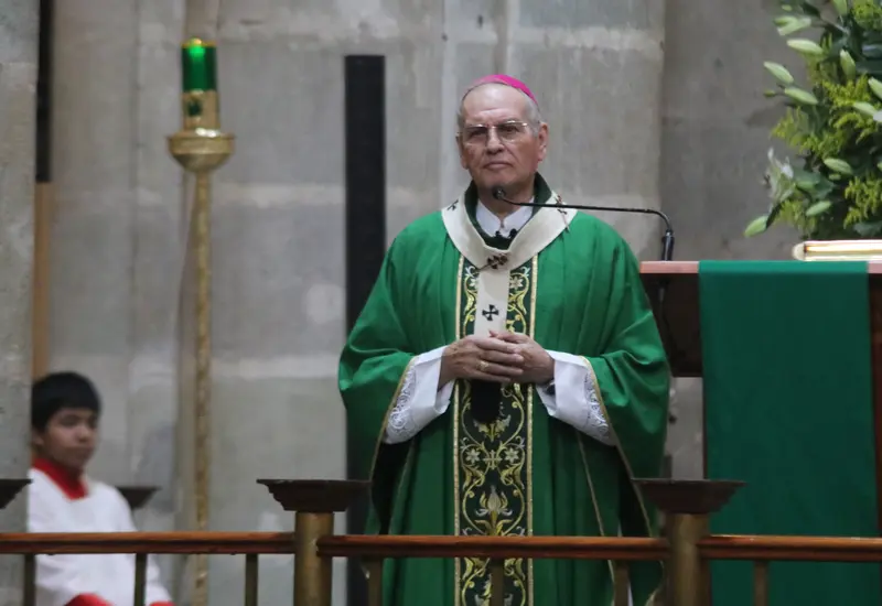 El arzobispo pide a los fieles católicos no avergonzarse y dar testimonio de su fe en todo momento durante su mensaje.