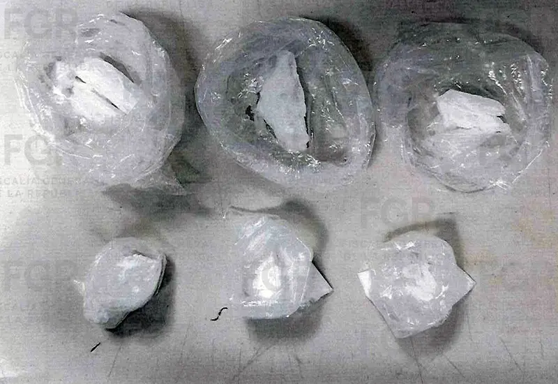 Evidencia del cateo en Xoxocotlán, mostrando varios gramos de la droga conocida como cristal, asegurada por las autoridades durante el operativo.
