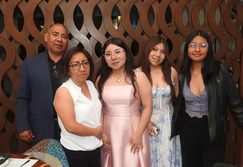 Astrid Montiel celebra la culminación de sus estudios medios superiores, posando sonriente junto a sus padres, su hermana Vania y su mejor amiga Ximena.