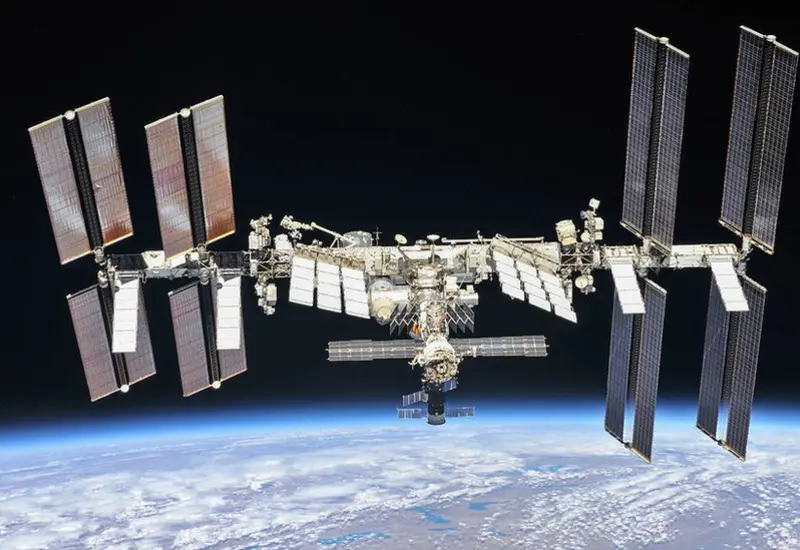 La Estación Espacial Internacional, donde los astronautas se preparan para una posible evacuación de emergencia debido a una creciente fuga de aire.
