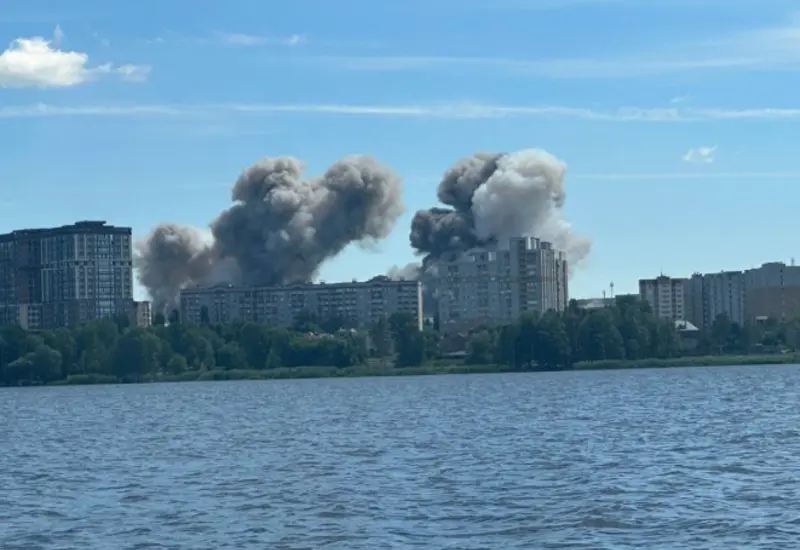 Imagen del incendio en una empresa militar en Rusia tras un ataque con misiles ucranios que, según informes, dejó cinco muertos.