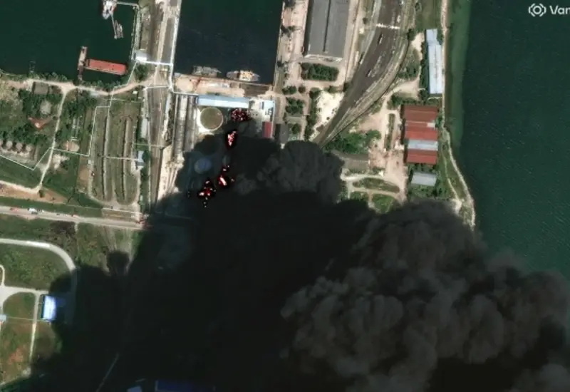 Un incendio consume un complejo energético en Rusia, mostrando llamas y humo denso, como resultado de una ofensiva lanzada por Ucrania.