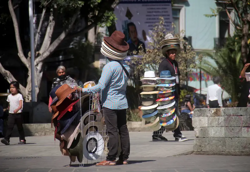 Comerciantes y trabajadores informales de Oaxaca laborando en la calle, donde se ha registrado un significativo aumento en los ingresos de este sector.