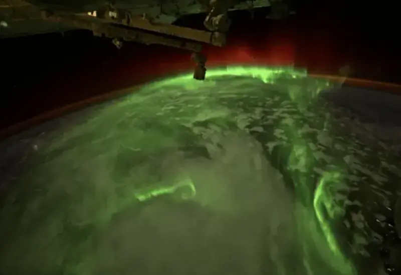 Impresionante imagen de la NASA que muestra un espectáculo de auroras sobre el planeta Tierra, vistas desde la órbita durante una tormenta solar.