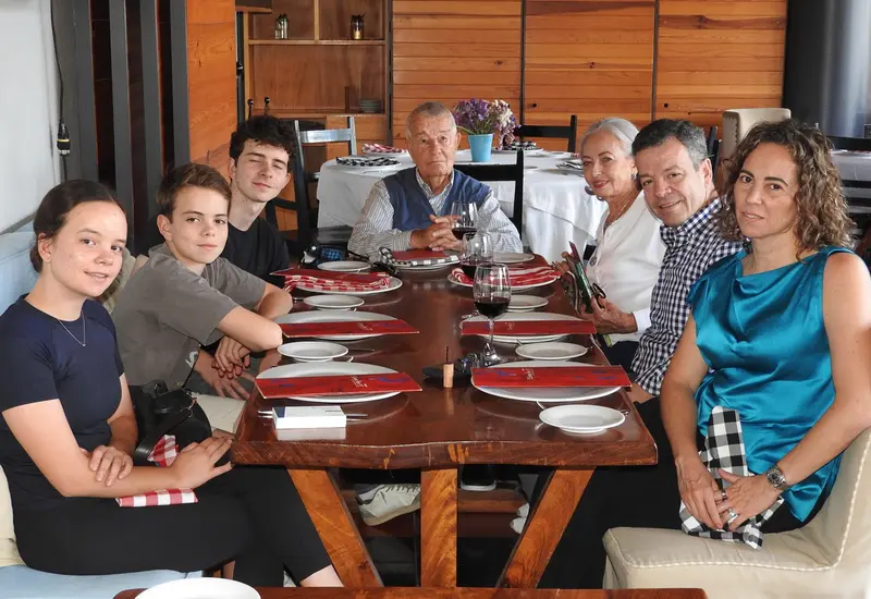 El señor Baldomero Rodríguez posa en un retrato familiar junto a su esposa María José Casasnovas, su hijo, nuera y sus tres nietos.