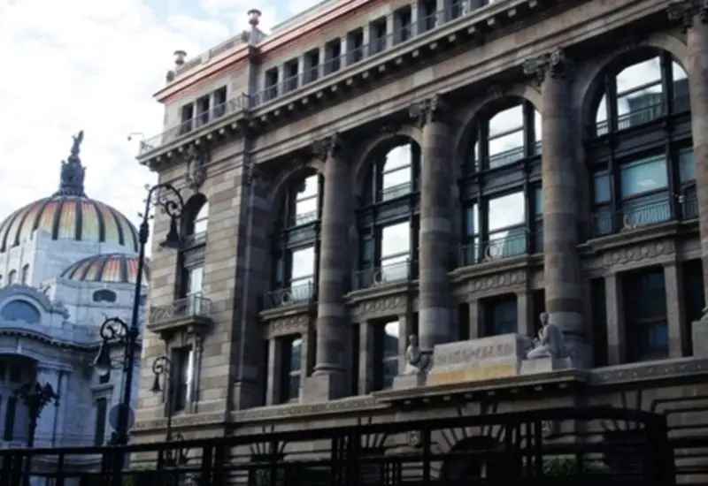 Fachada del edificio del Banco de México, institución que ajusta su estrategia monetaria con la compra de deuda para mejorar la liquidez.