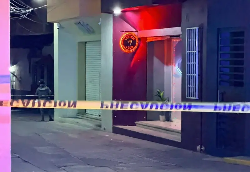 Exterior del bar Lounis Club en Pinotepa, que se convirtió en el escenario de un hecho sangriento donde un joven fue asesinado.