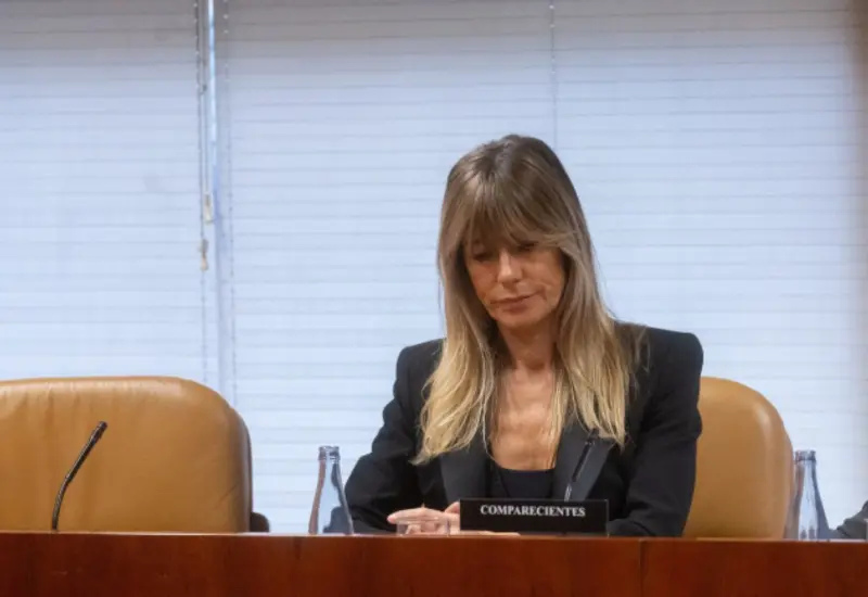Una fotografía de Begoña Gómez, esposa del presidente de España, quien enfrenta un juicio oral y tiene prohibida su salida del país.