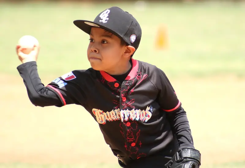 Jóvenes talentos del beisbol oaxaqueño compiten en un partido de la Liga Monte Albán, buscando defender el liderato rumbo a los playoffs.