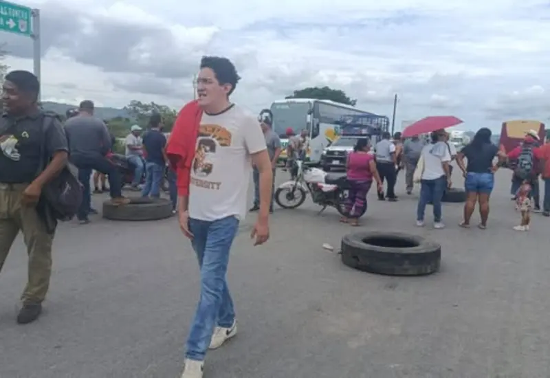 Habitantes afectados por los constantes apagones en el Istmo bloquean la carretera Transístmica para exigir una solución definitiva al problema eléctrico.