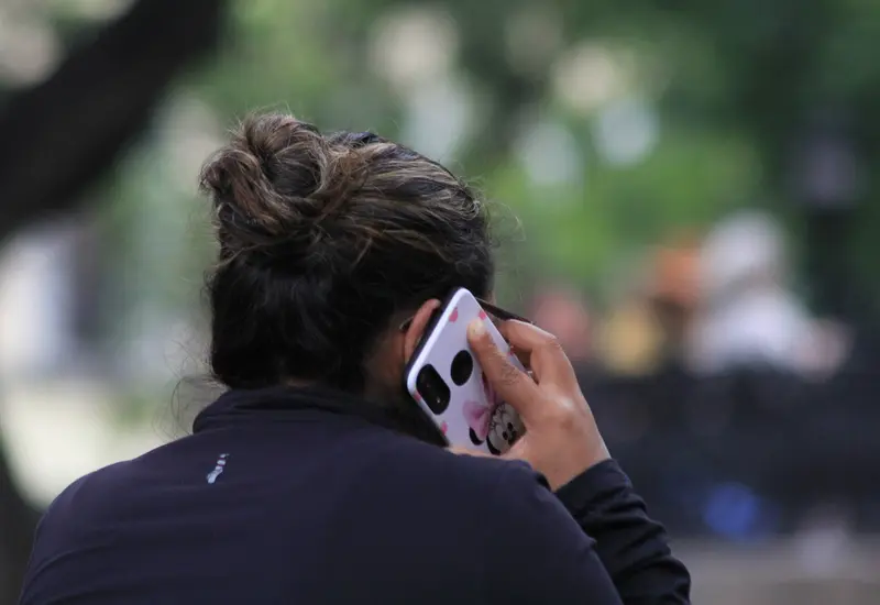 Logos de WhatsApp y Telegram ilustrando que las apps seguirán funcionando pese al bloqueo de 83 millones de líneas telefónicas no vinculadas al sistema.