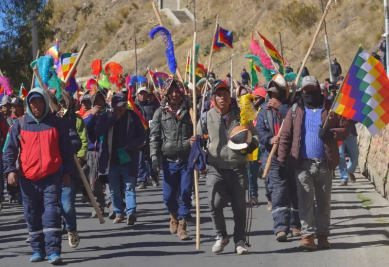 Una vista de los bloqueos carreteros en Bolivia, donde las protestas sociales han mantenido aisladas varias regiones del país durante semanas.