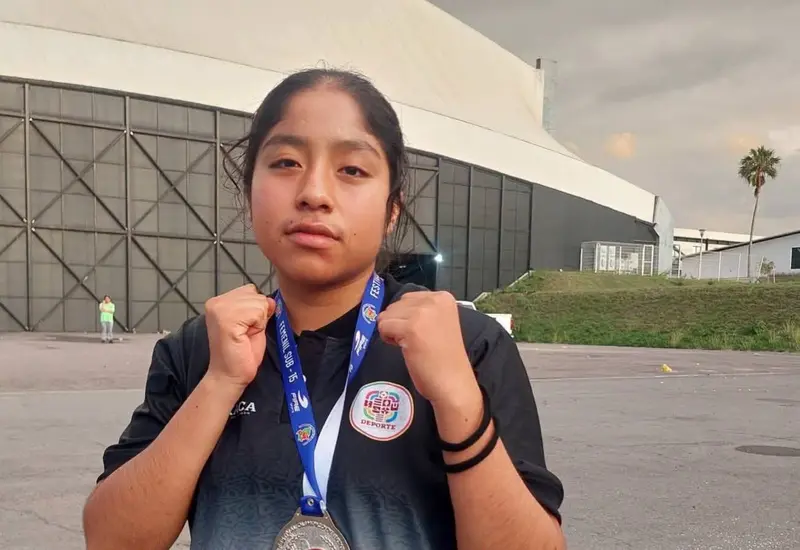 La boxeadora zaachileña Denisse Michelle García Torres posa orgullosa con la medalla de plata que ganó en el Festival Nacional Olímpico de Boxeo.