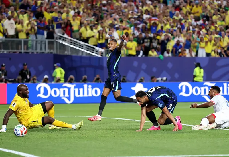 La selección de fútbol de Brasil en acción durante el partido donde goleó 3-0 a Haití, demostrando su clásico estilo 'Joga Bonito'.