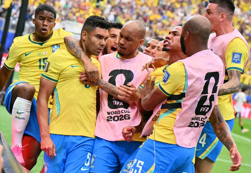 La selección de Brasil celebra su agónica remontada en los últimos minutos del partido con la que eliminaron a la selección de Japón.