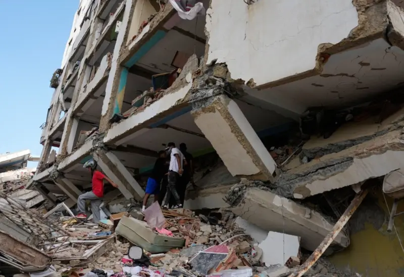 Equipos de rescate internacionales trabajan en una de las zonas afectadas en Venezuela tras el sismo que sacudió al país.