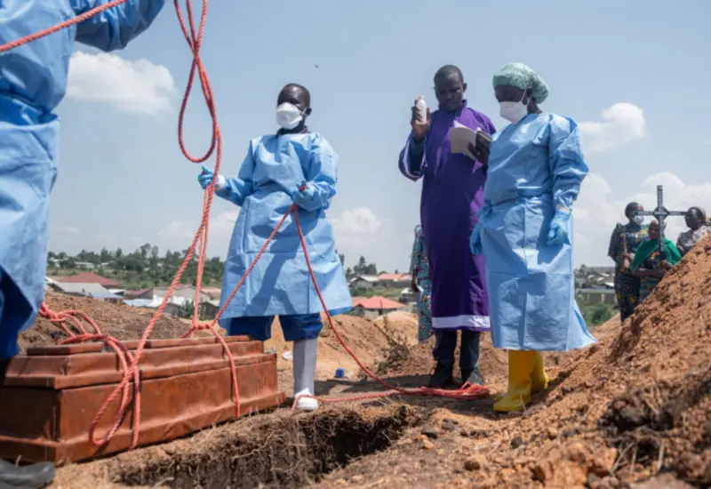 Personal de salud con equipo de protección atiende a pacientes afectados por el brote de ébola en la República del Congo, que ha causado cientos de muertes.
