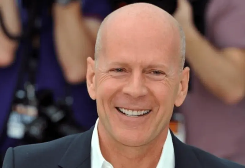 El actor Bruce Willis reaparece sonriente en una fotografía tomada durante una íntima y privada celebración familiar.
