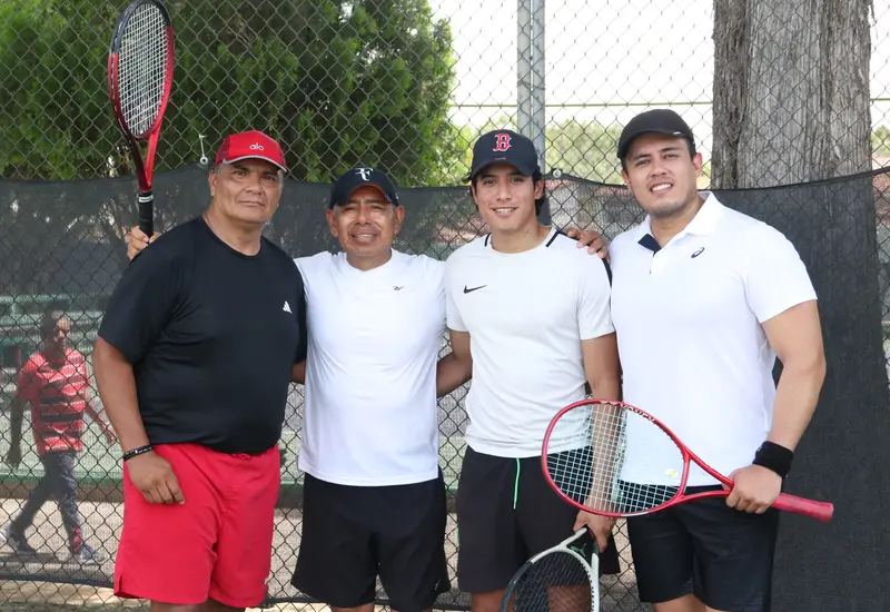 Los campeones y finalistas de la categoría C varonil de dobles de tenis posan juntos durante la ceremonia de premiación al concluir la final.