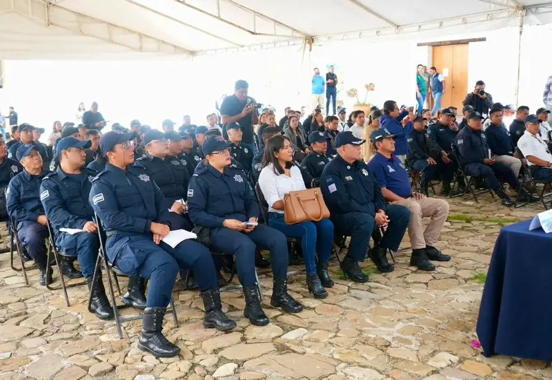 Agentes de la policía municipal de Oaxaca de Juárez participan atentamente en una sesión de capacitación para fortalecer sus habilidades profesionales.
