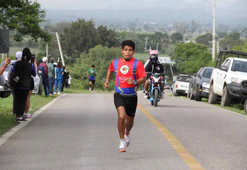 El atleta Carlos López celebra su triunfo como el ganador absoluto de la 13 Carrera Atlética del Día del Padre 2026.