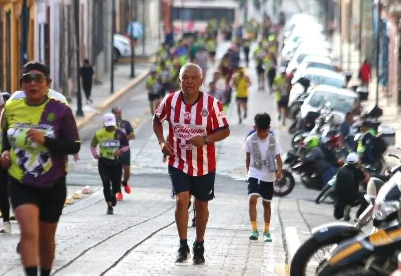 Más de mil corredores participan en la línea de salida de la Carrera Atlética Papá Mundialista, un evento festivo y deportivo.