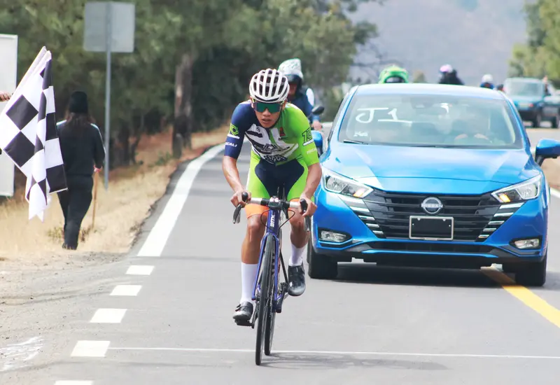 Un grupo de ciclistas de la categoría elite compiten en la carrera de ruta de 100 kilómetros celebrada en Miahuatlán como parte de la Guelaguetza.