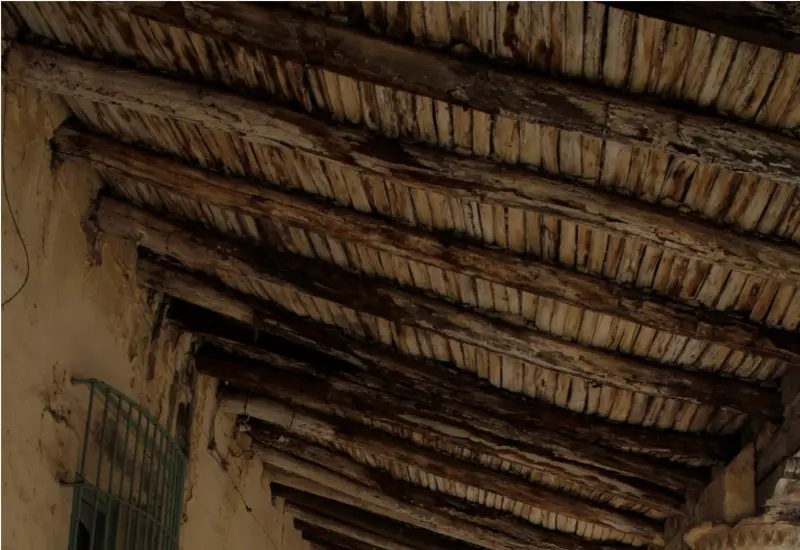 Fachada de la casona histórica de Tehuantepec que muestra un grave deterioro y daños estructurales, agravados por las lluvias, poniéndola en riesgo de colapso.