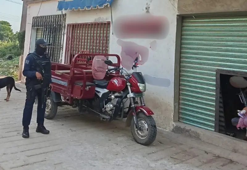 Fachada del inmueble cateado en la población de San Antonio Tepetlapa, Cacahuatepec, durante un operativo donde se aseguró droga cristal.