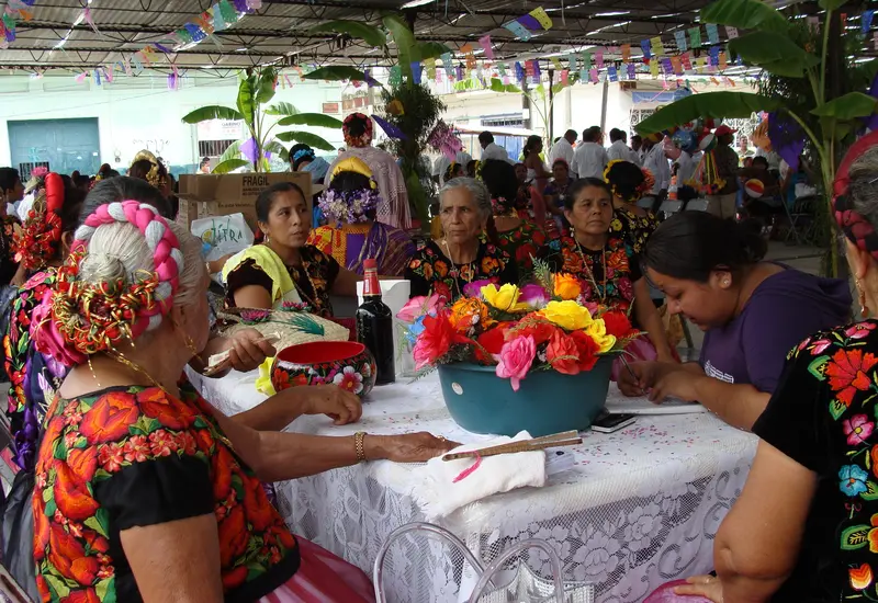 Fieles católicos se reúnen para honrar a San Antonio de Padua durante una celebración centenaria que preserva las tradiciones de la comunidad.