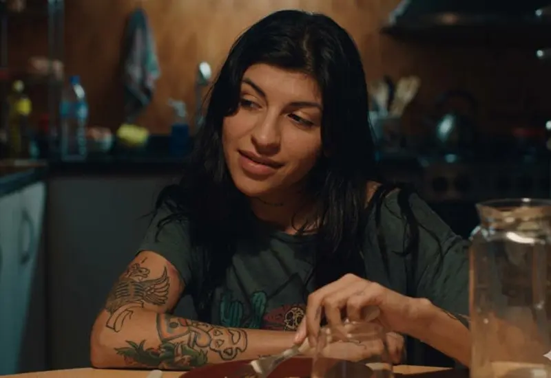 La cantante Cazzu en su debut actoral, interpretando al personaje de Sara, una madre trabajadora, en la película 'Risa y la cabina del viento'.