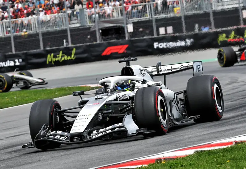 El piloto mexicano Sergio 'Checo' Pérez es fotografiado al llegar a las calles de Mónaco para el Gran Premio, donde busca la revancha.