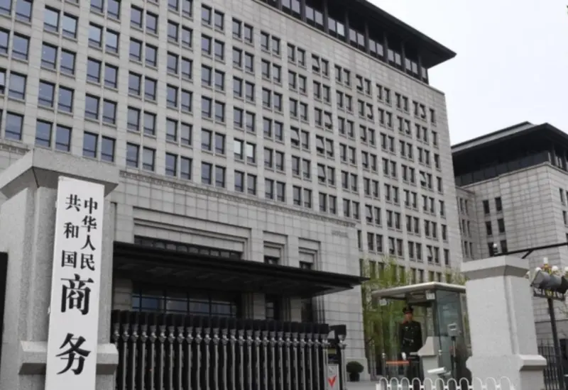 Logotipos de las empresas japonesas Mitsubishi, Fujitsu y Hitachi, algunas de las organizaciones afectadas por el bloqueo de exportaciones de China.